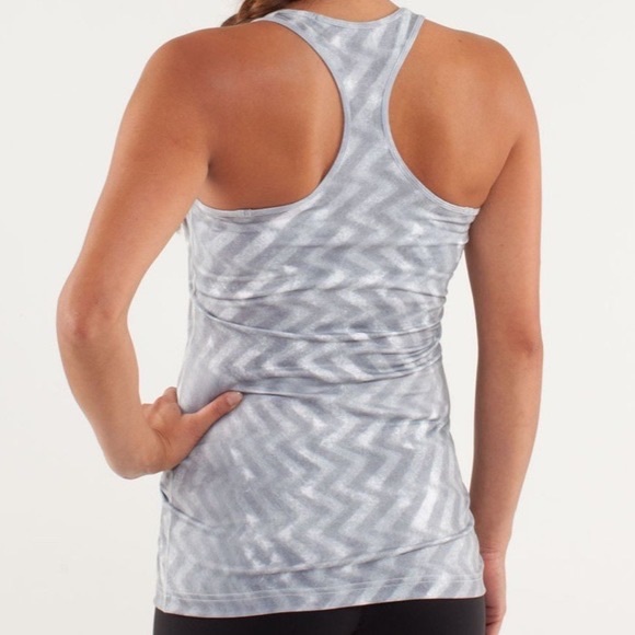 Lululemon Gray Chevron Patterned Cool Racerback Short Tank Top Nulu Workout SZ 4 - Picture 2 of 9